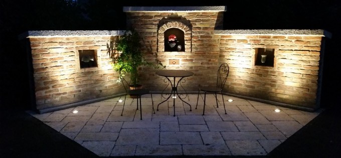 Steinwand mit Lichttechnik