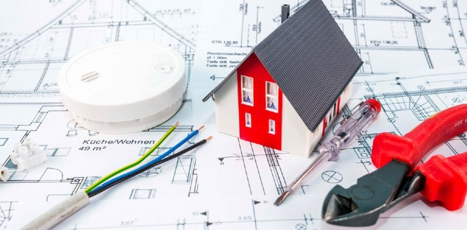 Plan von Elektroinstallationen, Schraubenzieher, Feuermelder